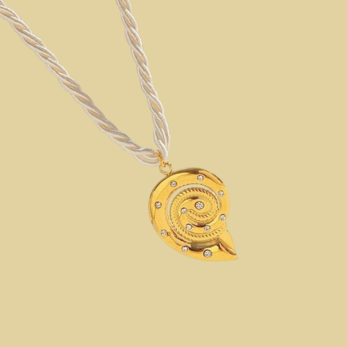 COLLAR CONCHA CON ZIRCONIAS
