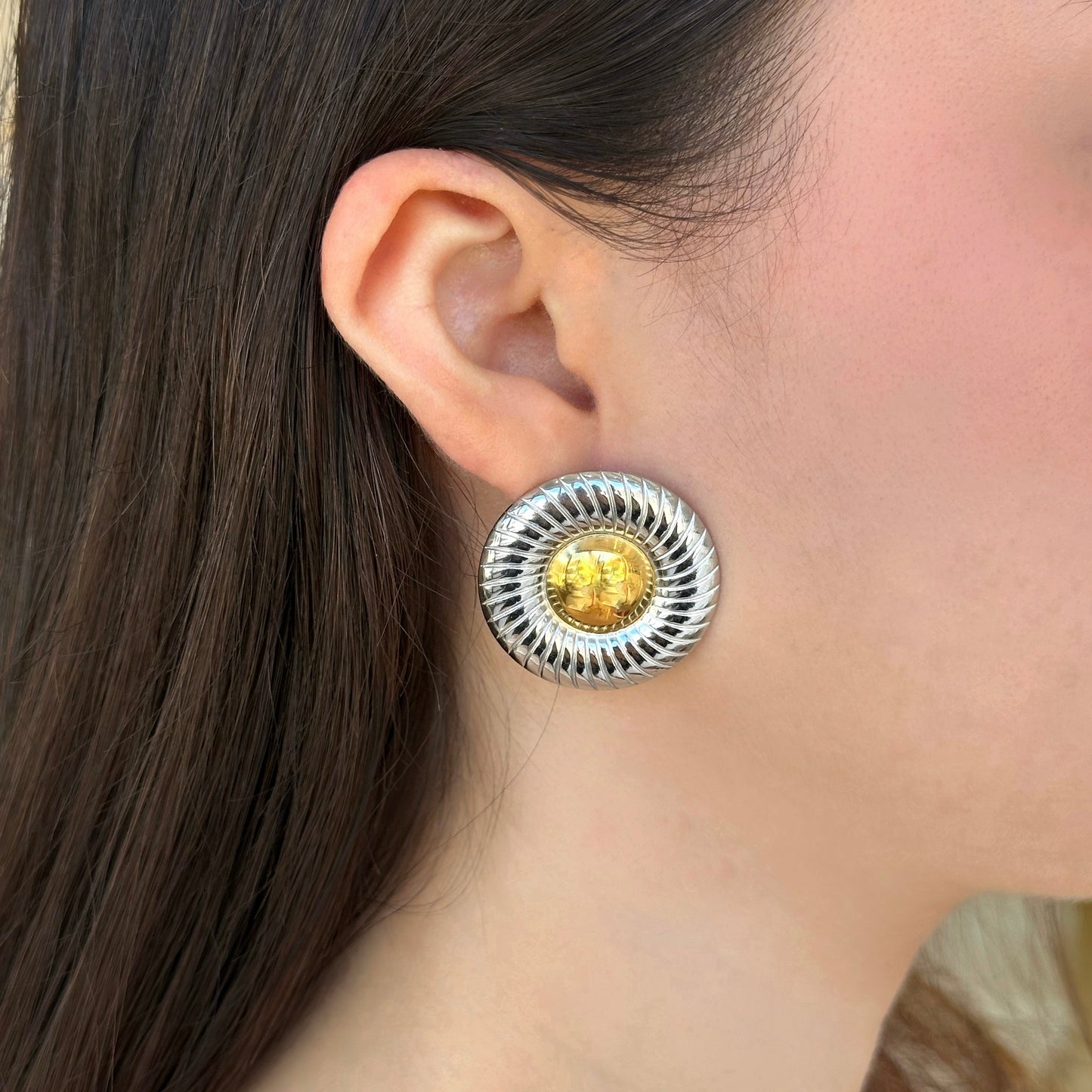 ARETE REDONDO BICOLOR CON TEXTURA