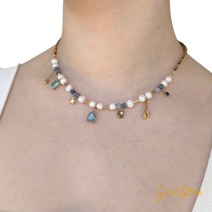 COLLAR CON PERLAS Y DIJES AZULES
