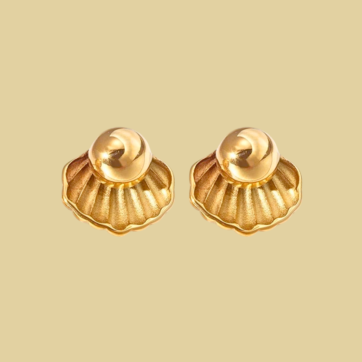 ARETES MINI CONCHITA CON BOLITA DORADA