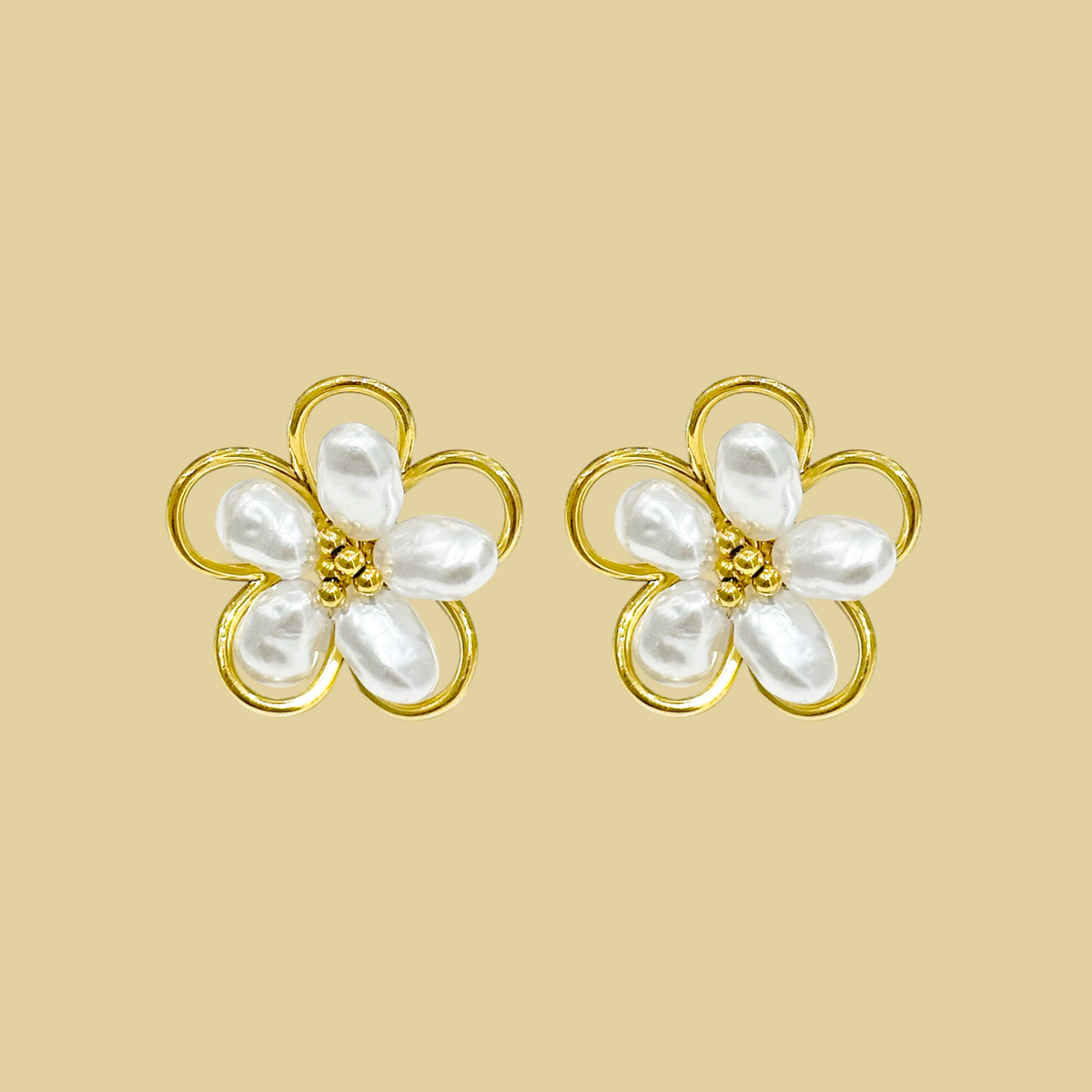 ARETES FLOR BLANCA CONTORNO DORADO