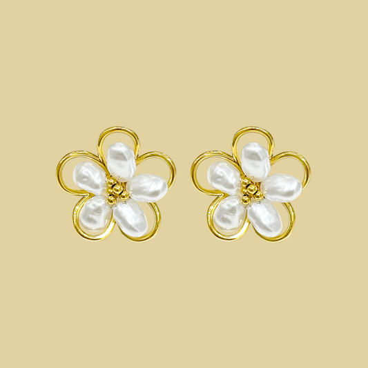 ARETES FLOR BLANCA CONTORNO DORADO