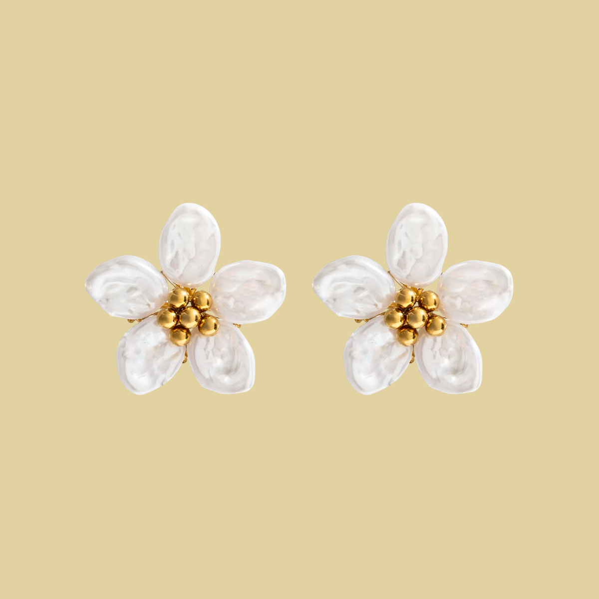 ARETES FLOR BLANCA GRANDE